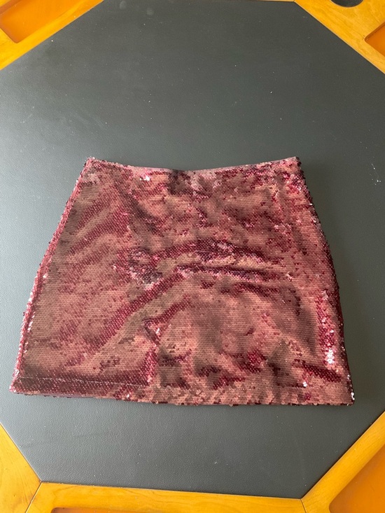 H&M Dresses & Skirts - H&M Sequin Mini Skirt in Burgundy
